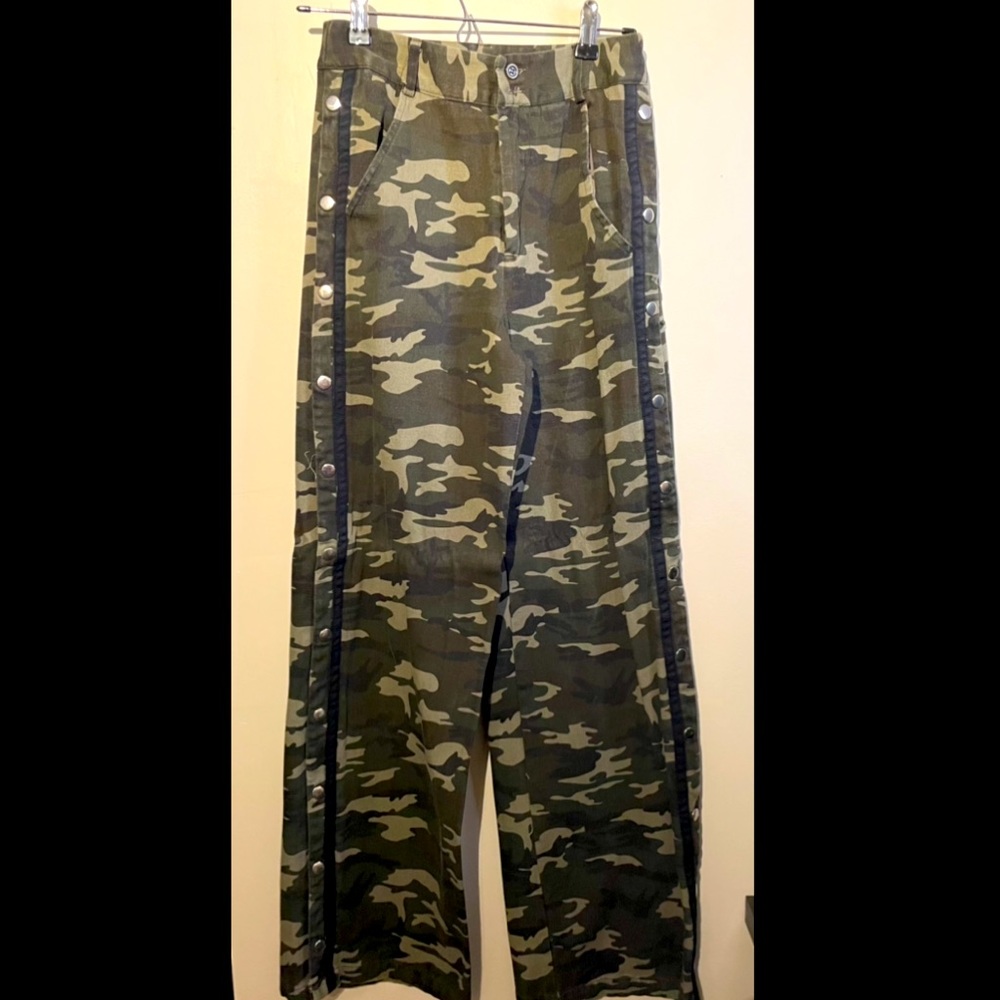 Snap off camo pant. Worn once